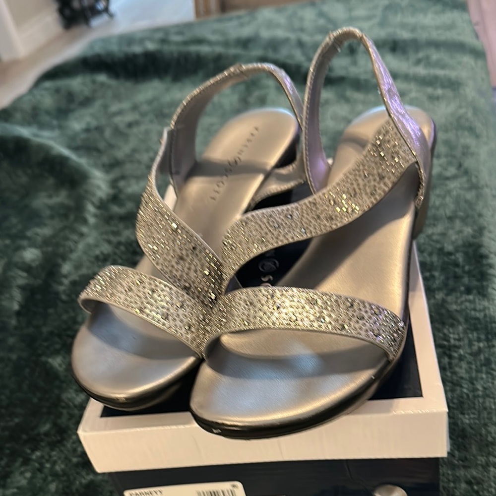 Karen Scott Silver Sandals with Elegant Shimmer
